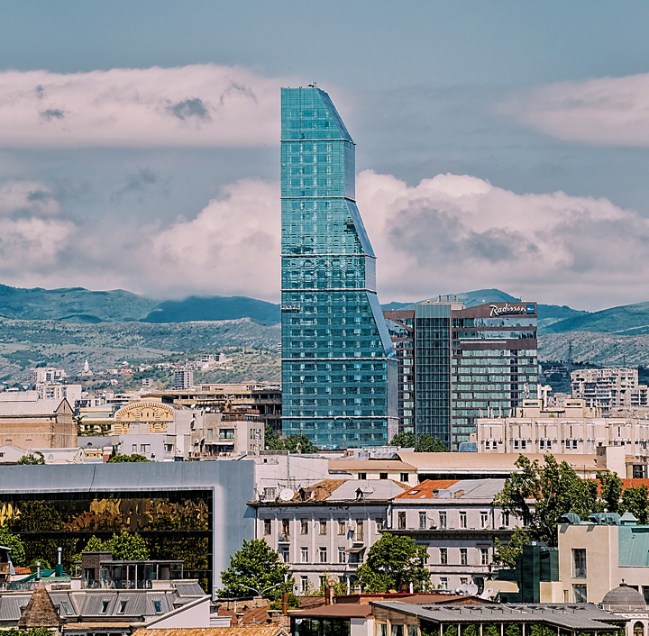 Кажется, что Грузия специально создана для того, чтобы быть курортом. Причем это одна из немногих стран, где едва ли не основным хорошим впечатлением являются люди, их уклад и знаменитое гостеприимство. Поэтому, несмотря на то что в стране есть мировые сетевые отели – Radisson Blu, Sheraton, Golden Palace, Hilton, Kempinski, Marriott, Holiday Inn, – в первый раз есть смысл снять комнаты в доме или квартиру с питанием. За завтраком или ужином вы сможете воочию убедиться в том, что тысячелетние традиции здесь не такие «картонные», как в европейских странах, а до сих пор являются частью образа жизни.