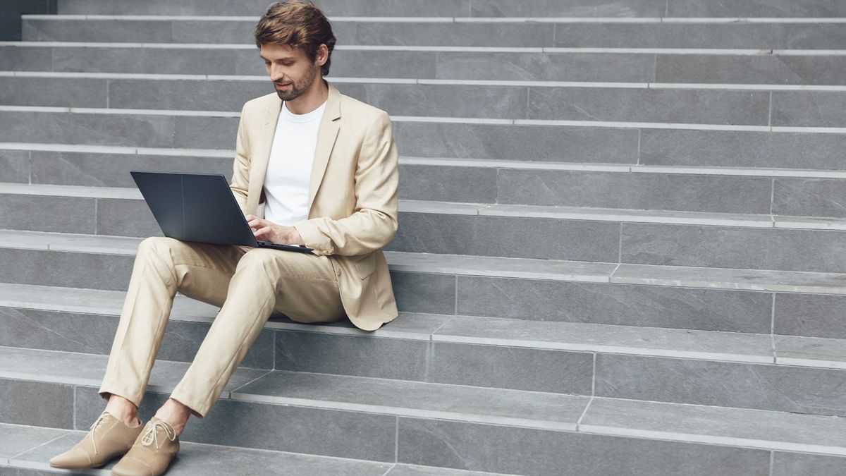 Предприниматель работает на новом ASUS Zenbook 14 OLED ZenBook – это линейка бизнес-ноутбуков от ASUS, которые сочетают в себе самые лучшие решения, необходимые активным предпринимателям