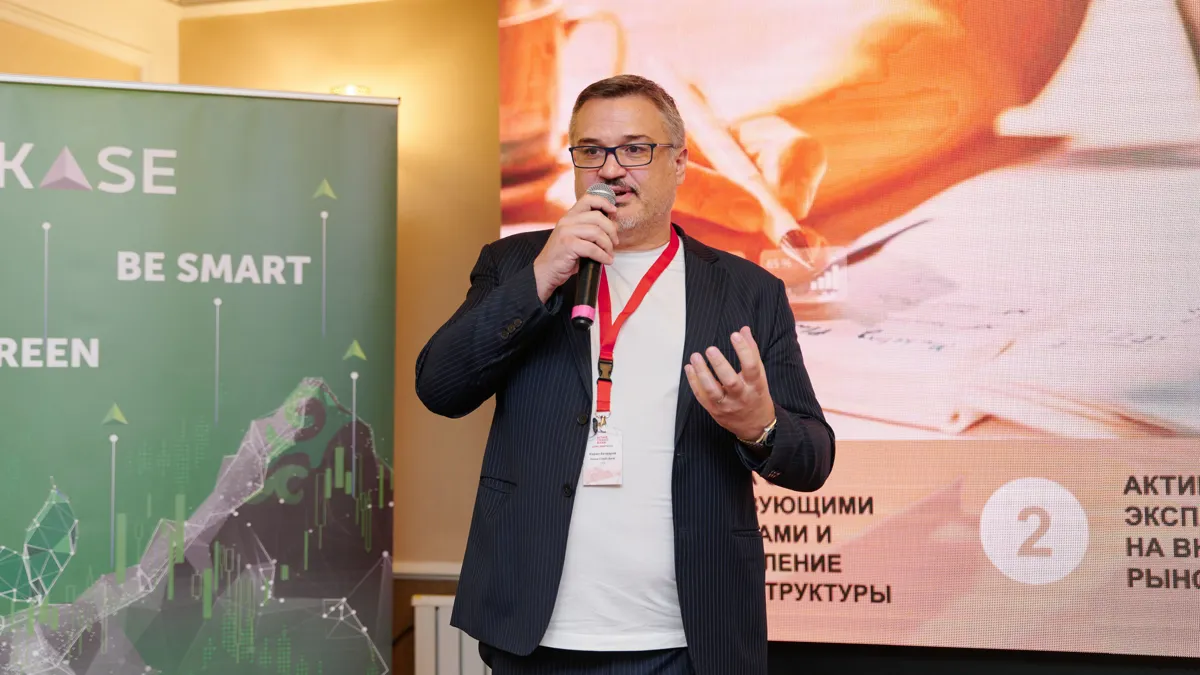 Кирил Бачваров открывает «День эмитента» Home Credit Bank Председатель правления Home Credit Bank Кирил Бачваров выступает с микрофоном на «Дне эмитента» банка