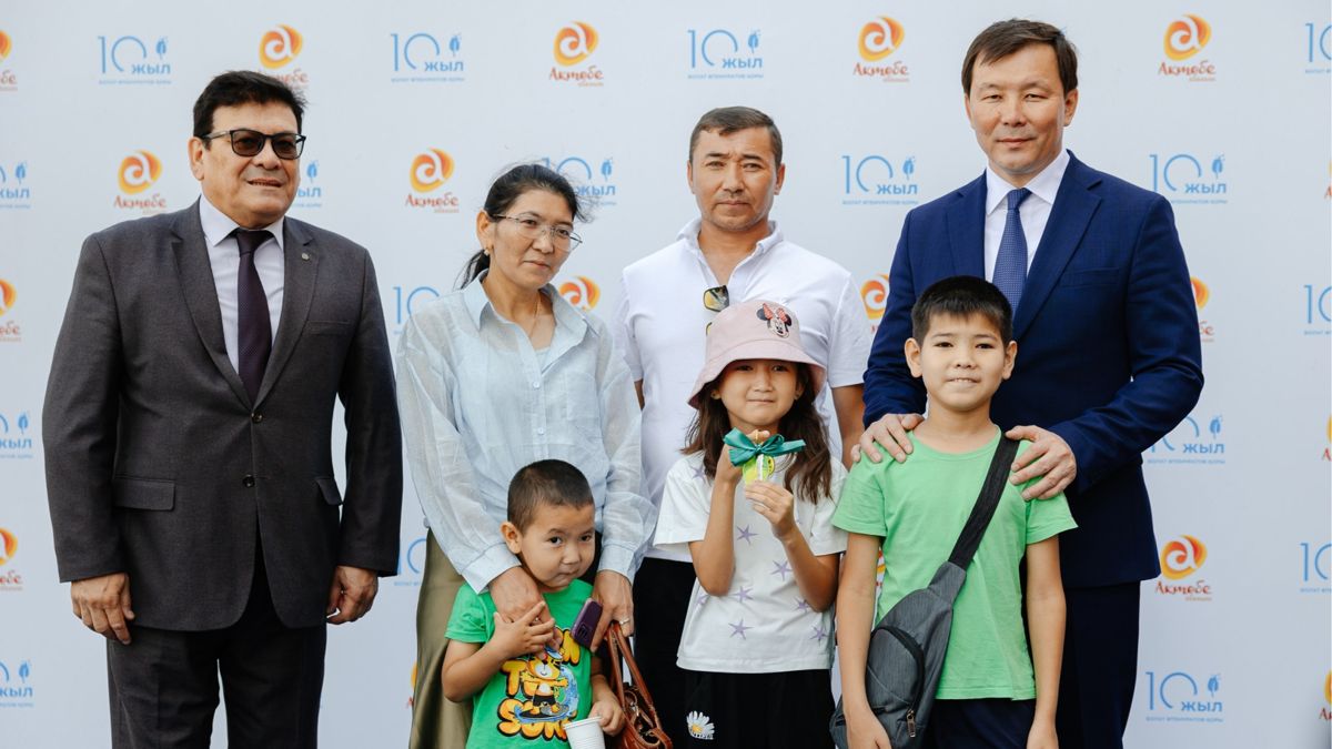 Представители фонда Булата Утемуратова с семьей получившей новое жилье