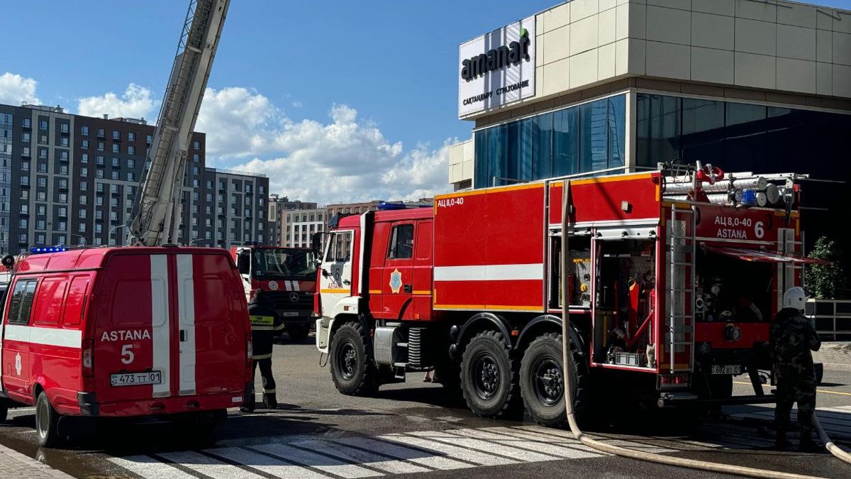 Две красные пожарные машины во время пожара в ЖК возле ТРЦ «Хан-Шатыр» в Астане, 22 июня 2024 года