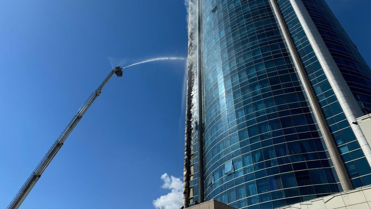 Тушение пожара в ЖК возле ТРЦ «Хан-Шатыр» в Астане