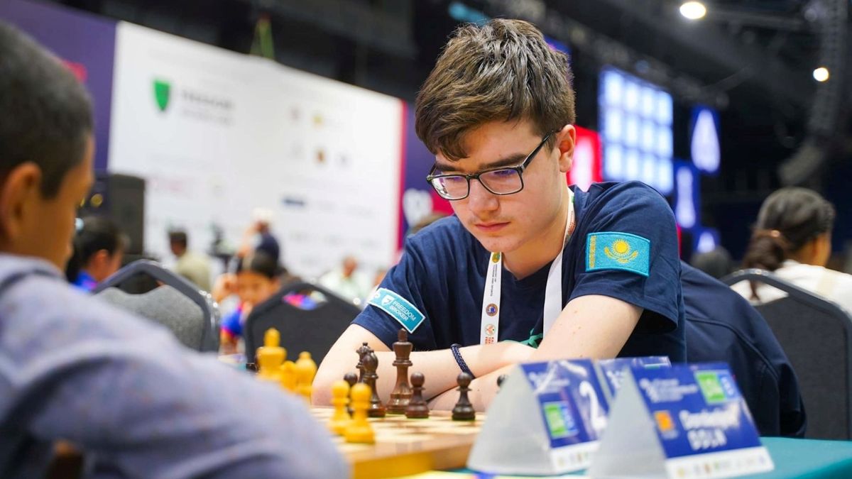 Эдгар Мамедов – чемпион Азии - 2024 в классике Эдгар Мамедов – чемпион Азии-2024 в классике, игрок подросток за шахматной доской