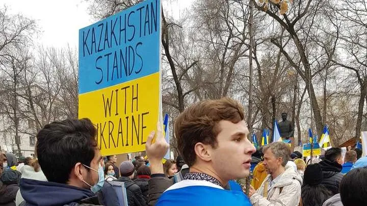 Митинг в Алматы в поддержку Украины в марте 2022 года. На митинг собралось более двух тысяч казахстанцев. Люди пришли с флагами, многие надели украинские вышиванки Митинг в Алматы в поддержку Украины в марте 2022 года. На митинг собралось более двух тысяч казахстанцев. Люди пришли с флагами, многие надели украинские вышиванки