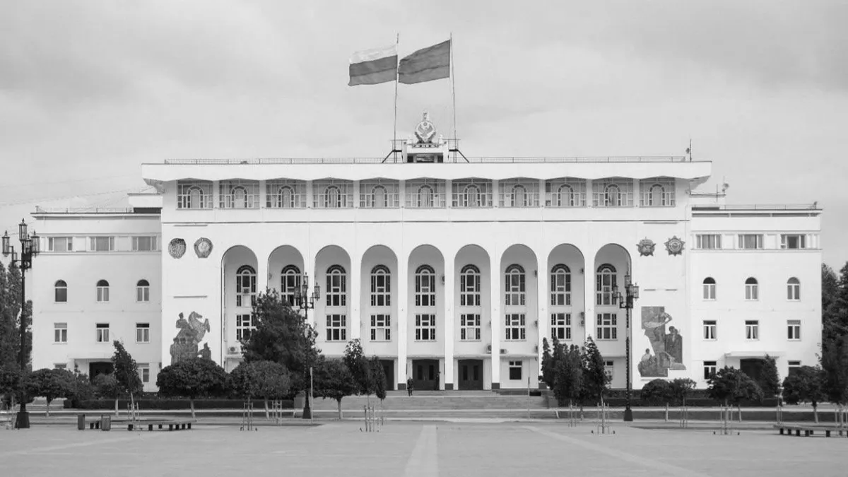 В Дагестане объявлен трехдневный траур в связи с терактом Здание городской администрации Дагестана, в регионе объявлен траур