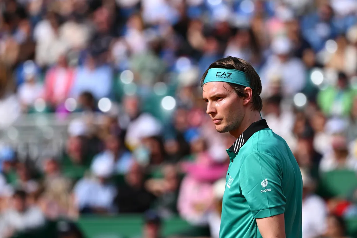 Александр бублик на теннисном корте 