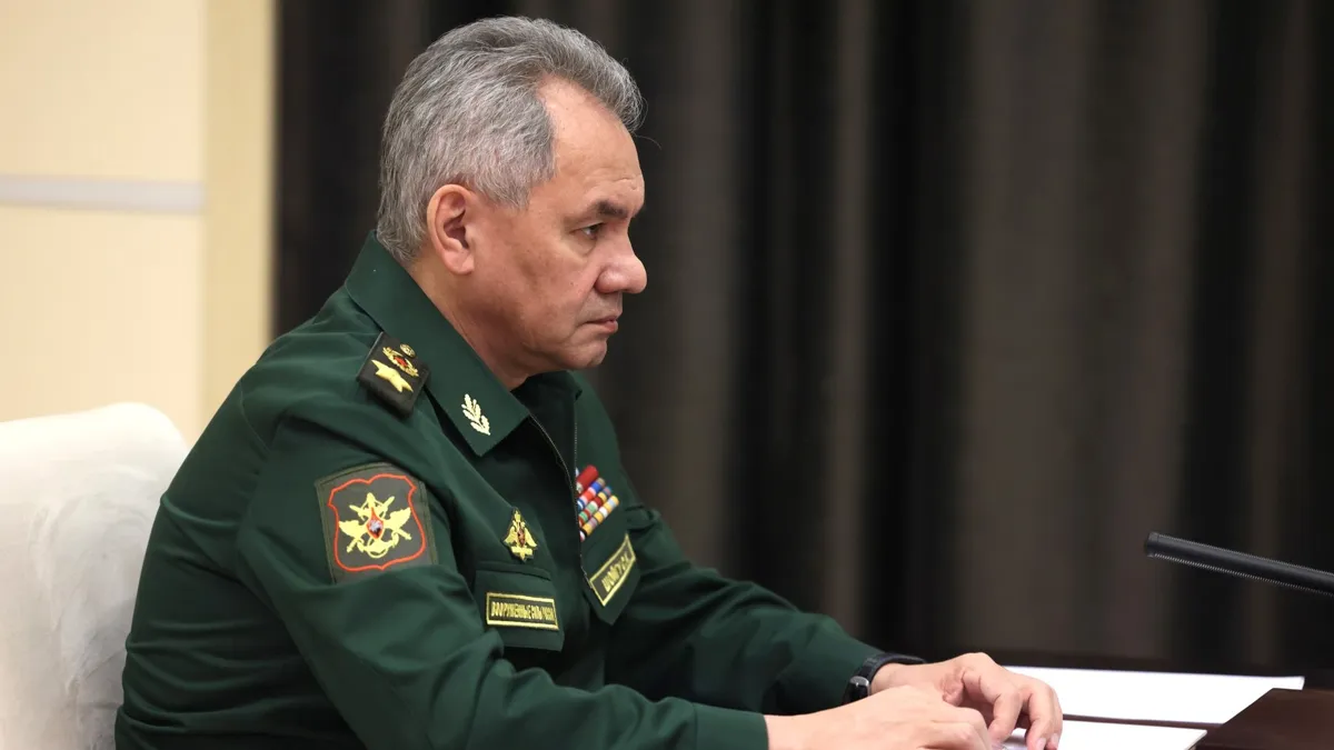 Сергей Шойгу Сергей Шойгу, мужчина в военной форме сидит за столом, в профиль