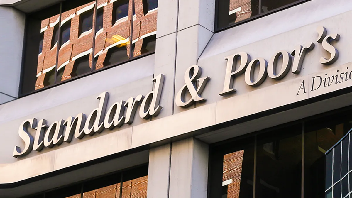 Международное рейтинговое агентство S&P Global Ratings Вывеска Standard & Poor’s на фасаде здания