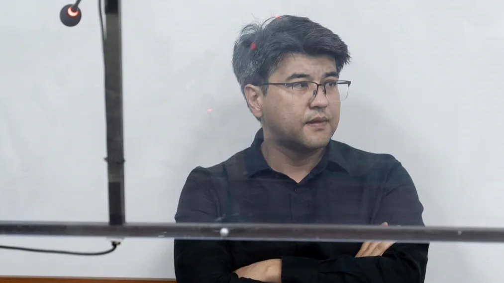 Куандык Бишимбаев, осужденный за убийство, на скамье подсудимых в зале суда во время апелляции