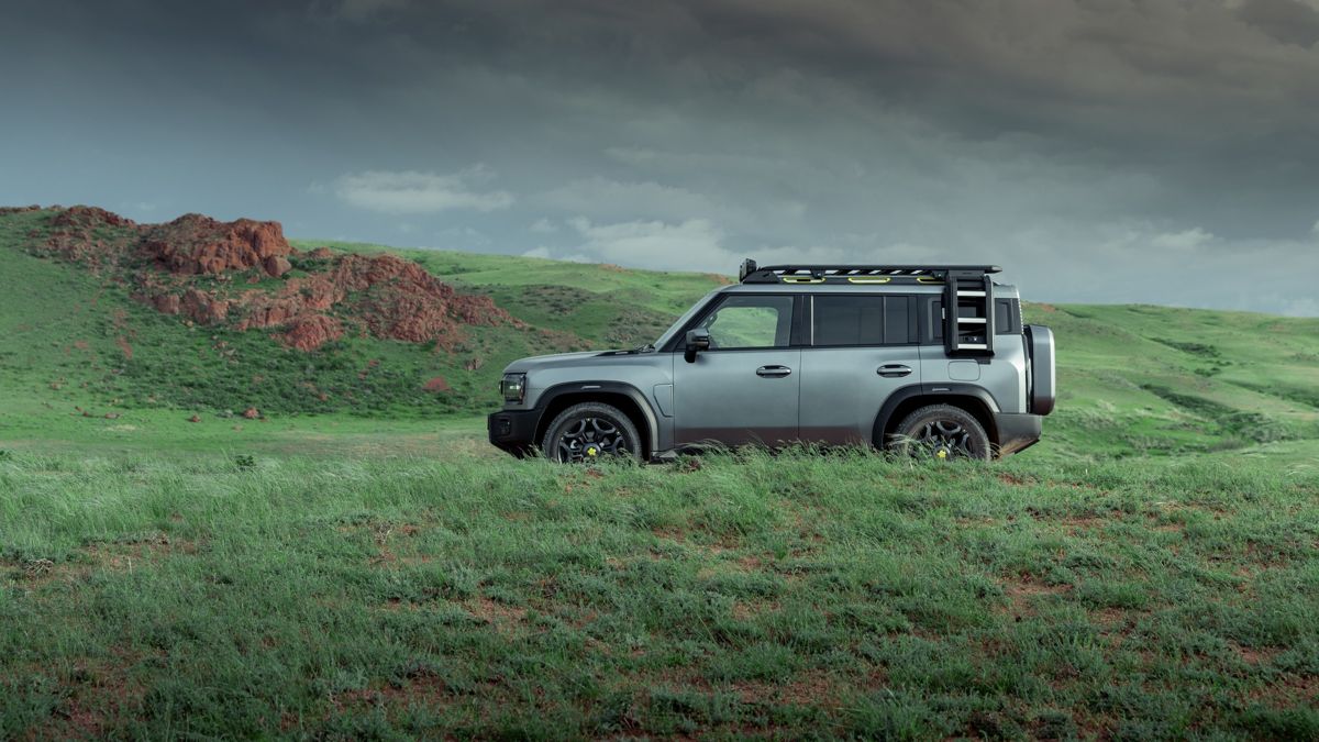 Новый кроссовер JETOUR T2, внедорожник едет по траве