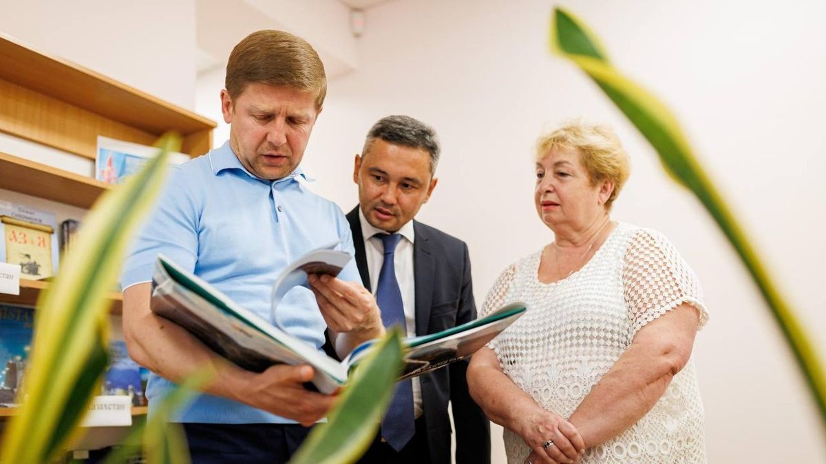 Сергей Нагорняк передает книги библиотеке Сергей Нагорняк передает книги библиотеке в Киеве