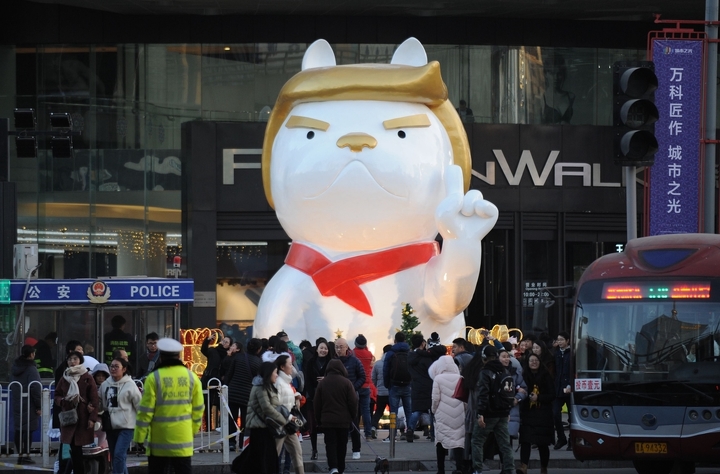 Люди смотрят на огромного Дональда Трампа в виде собачьей скульптуры перед торговым центром в городе Таоюань, провинция Шаньси на севере Китая. 24 декабря 2017 Люди смотрят на огромного Дональда Трампа в виде собачьей скульптуры перед торговым центром в городе Таоюань, провинция Шаньси на севере Китая. 24 декабря 2017