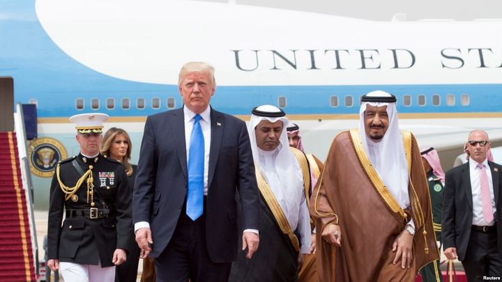 Дональд Трамп во время визита в Саудовскую Аравию