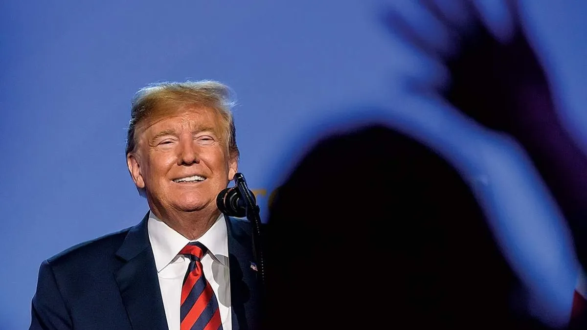 Дональд Трамп выступает улыбается публика