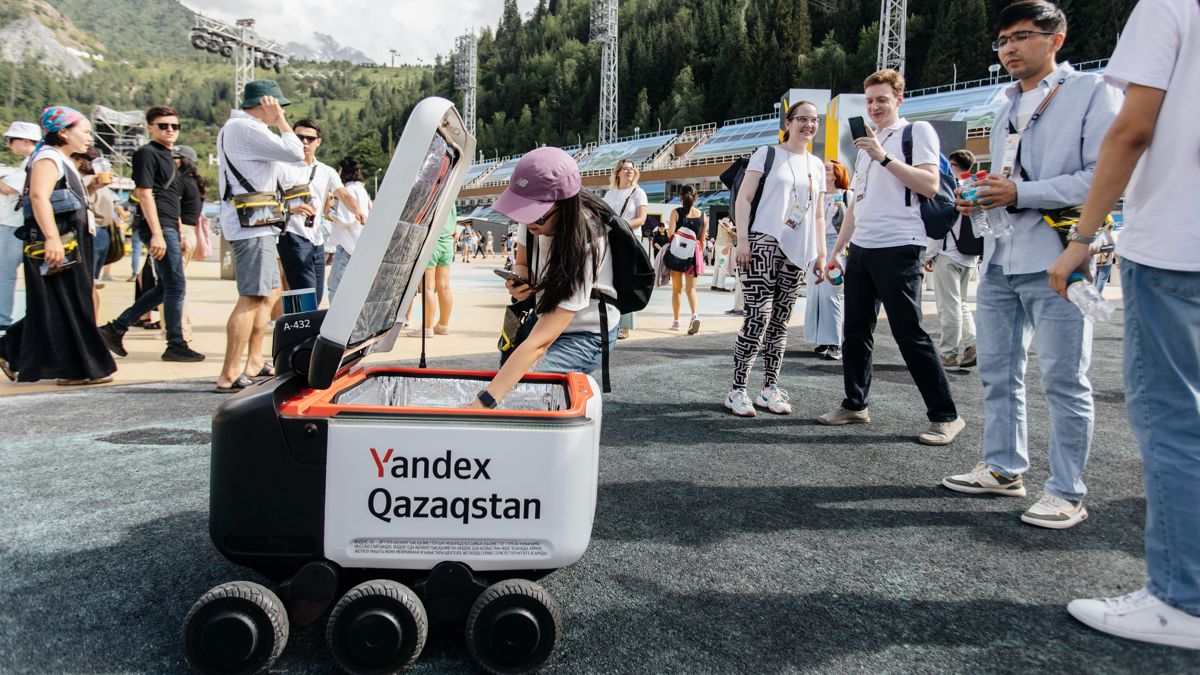 27 июня на стадионе «Медеу» прошел Yandex Qazaqstan Day — масштабный фестиваль, организованный компанией Yandex Qazaqstan. Мероприятие было посвящено новым технологиям и их влиянию на язык, культуру, городскую среду и бизнес. 