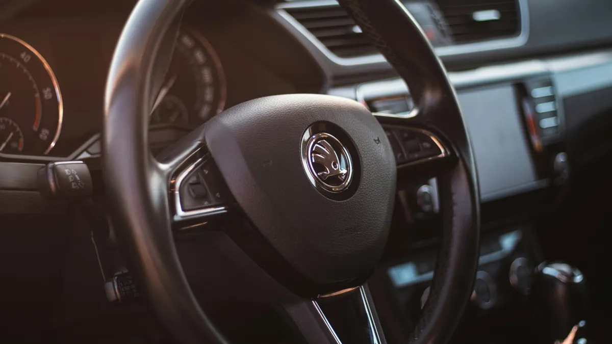 Компания Skoda официально покинула Россию в 2022 году Руль с эмблемой автомобиля Skoda