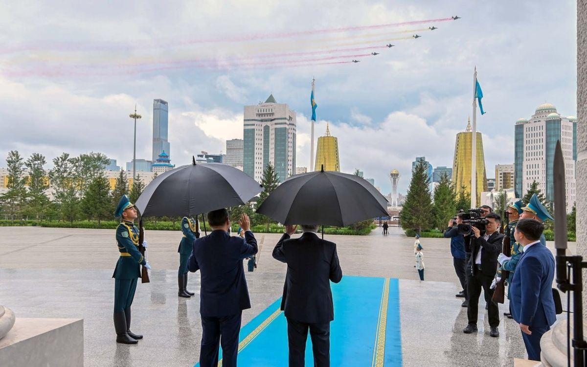 Перед президентским дворцом пролетели истребители Сил воздушной обороны РК, оставив за собой красный и желтый след – цвета флага Китая