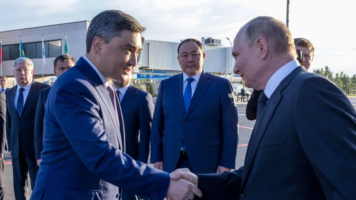 Олжас Бектенов и Владимир Путин Олжас Бектенов и Владимир Путин пожимают руки в аэропорту Астаны