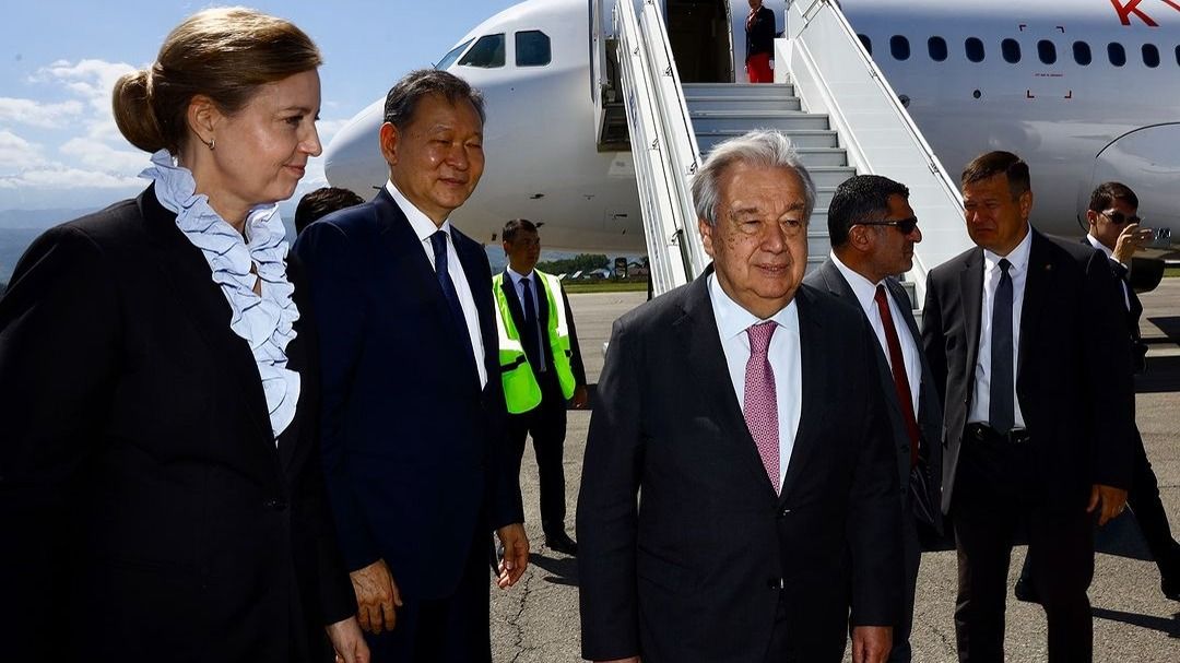 Встреча генсека ООН в Алматы, женщина и пожилой мужчина около трапа самолета