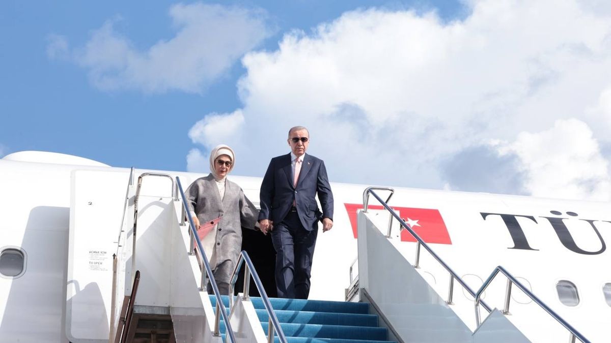 Президент Турции с супругой выходит из самолета