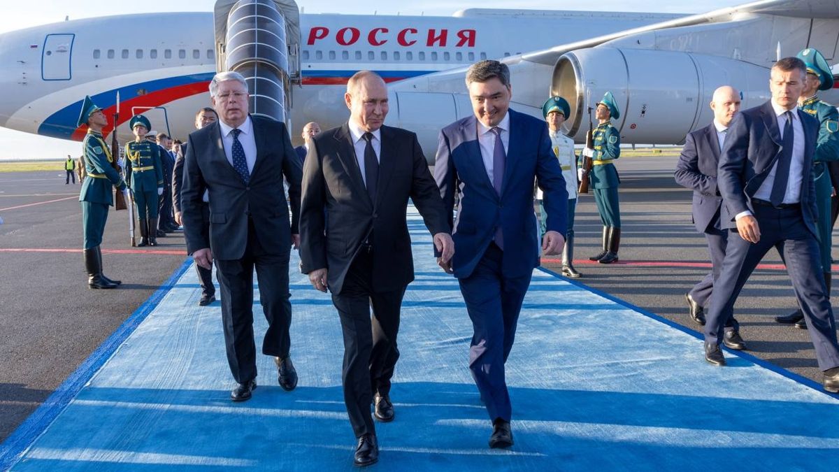 Олжас Бектенов и Владимир Путин идут от самолета в аэропорту Астаны