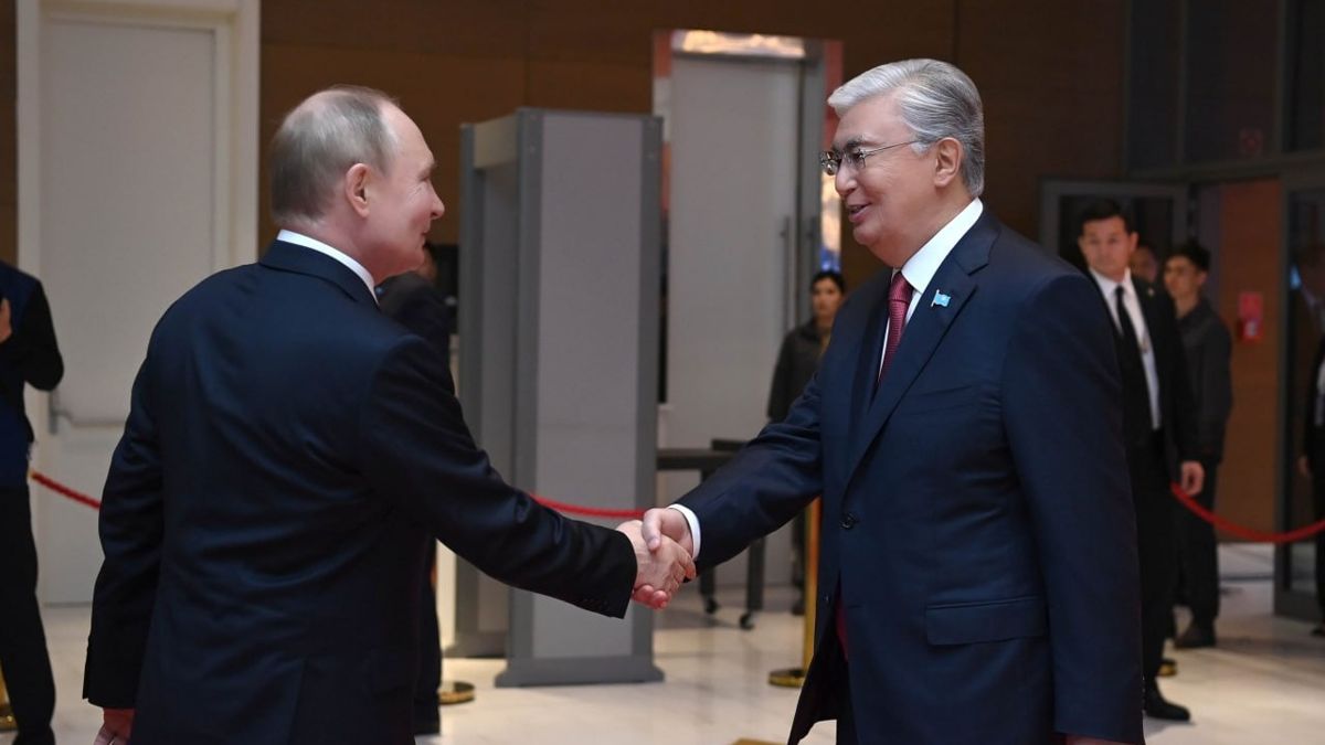 Путин и Токаев жмут друг другу руки в Астане на саммите ШОС