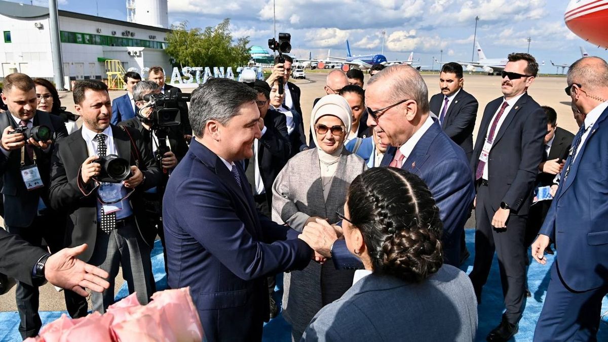 Олжас Бектенов и Реджеп Тайип Эрдоган встретились в аэропорту Астаны