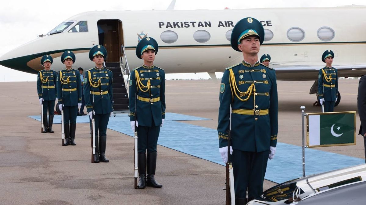 Почетный караул у самолета премьер-министра Пакистана