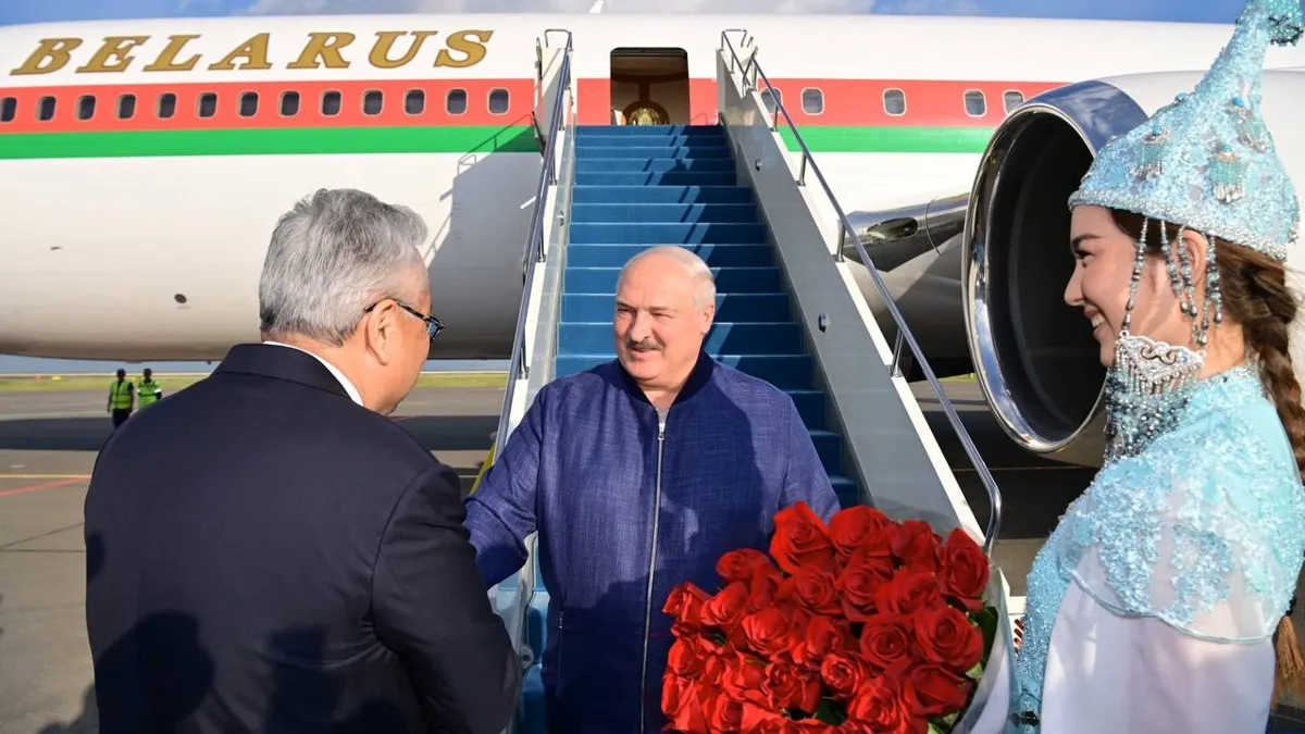 Самолет президента Беларуси приземлился в Астане. В столичном аэропорту Александра Лукашенко встретил заместитель Премьер-Министра Казахстана Галымжан Койшыбаев