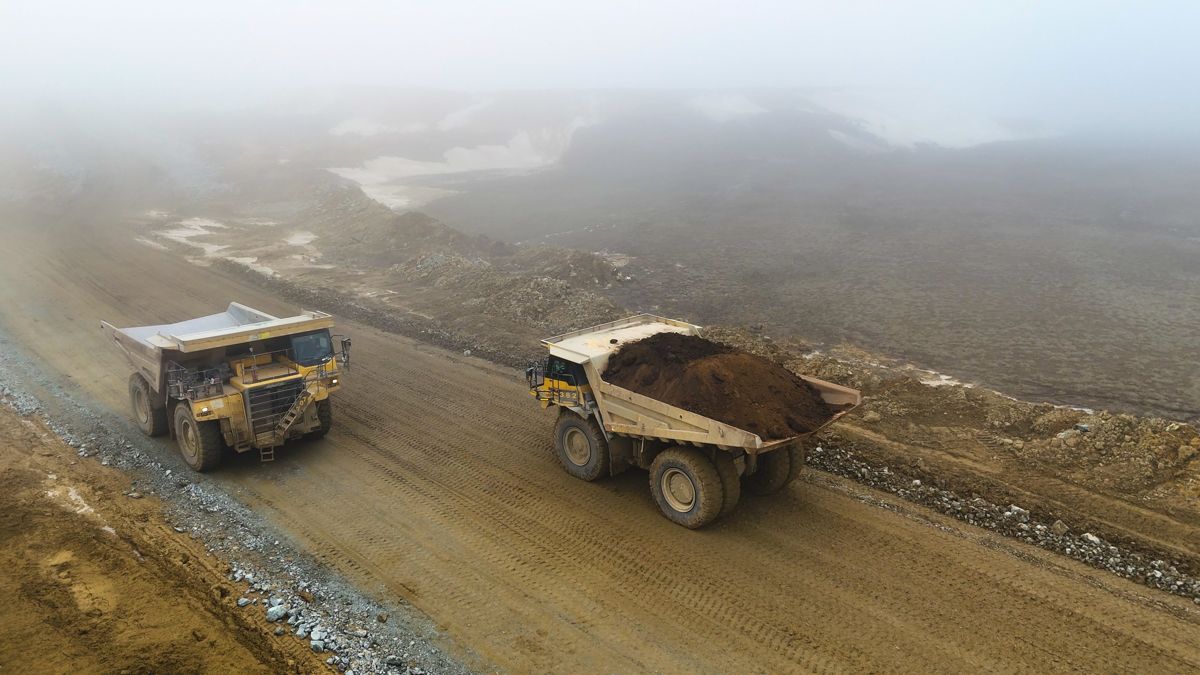 Два грузовики, курсирующие между рудниками в тумане