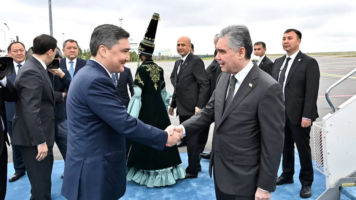 Бывший президент Туркменистана, а ныне председатель Халк Маслахаты этой страны Гурбангулы Бердымухамедов прибыл в столицу Казахстана 4 июля. В аэропорту «национального лидера» туркменского народа встретил премьер-министр Олжас Бектенов