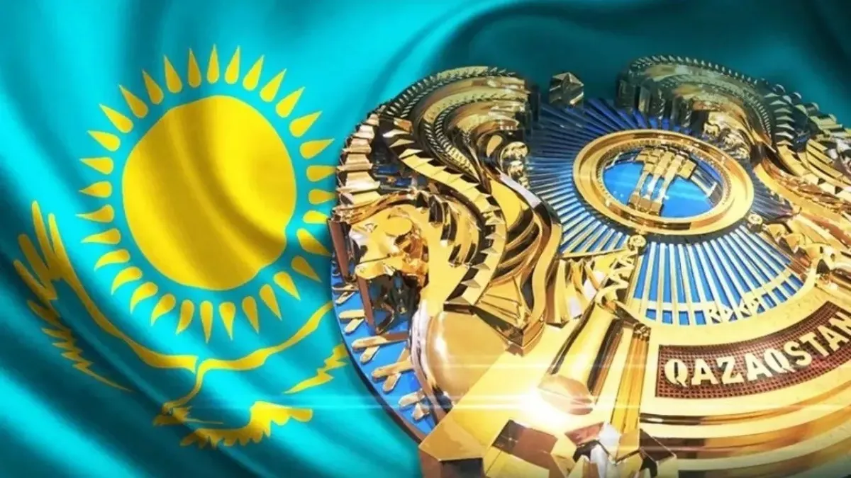 Флаг и герб Казахстана Флаг и герб Казахстана, наложенные друг на друга, в голубом и золотом цветах