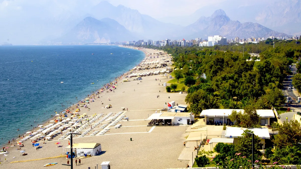 Пляж в Анталье, Турция Пляж в Анталье, Турция. Вид на море, пляж, горы