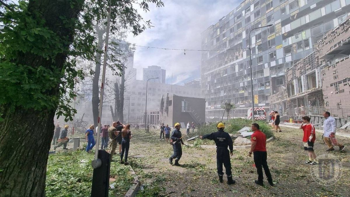 Местные жители, волонтеры, врачи и спасатели разбирают завалы Местные жители, волонтеры, врачи и спасатели разбирают завалы
