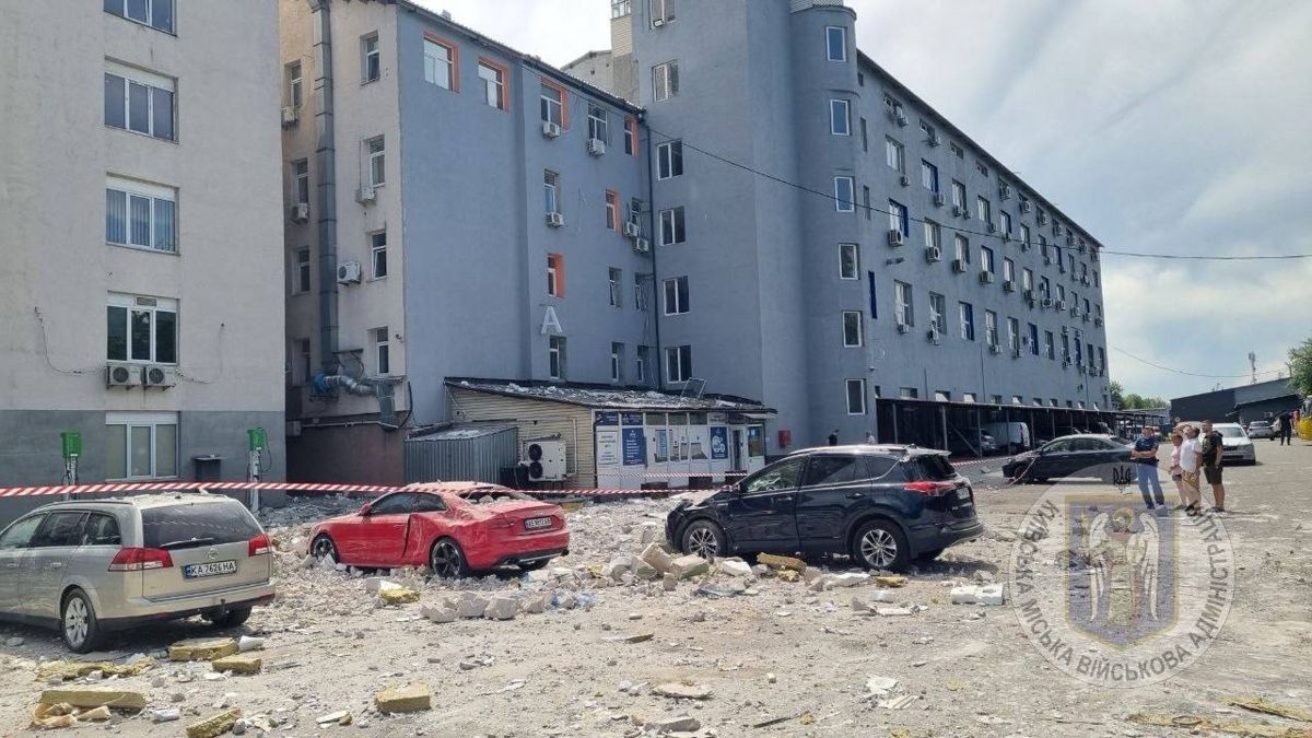 Последствия удара в Киеве Поврежденные дома, обломки здания, машины