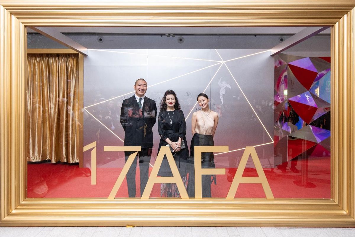 На награждении Asian Film Awards, две женщины и мужчина, на переднем плане - надпись 17 AFA