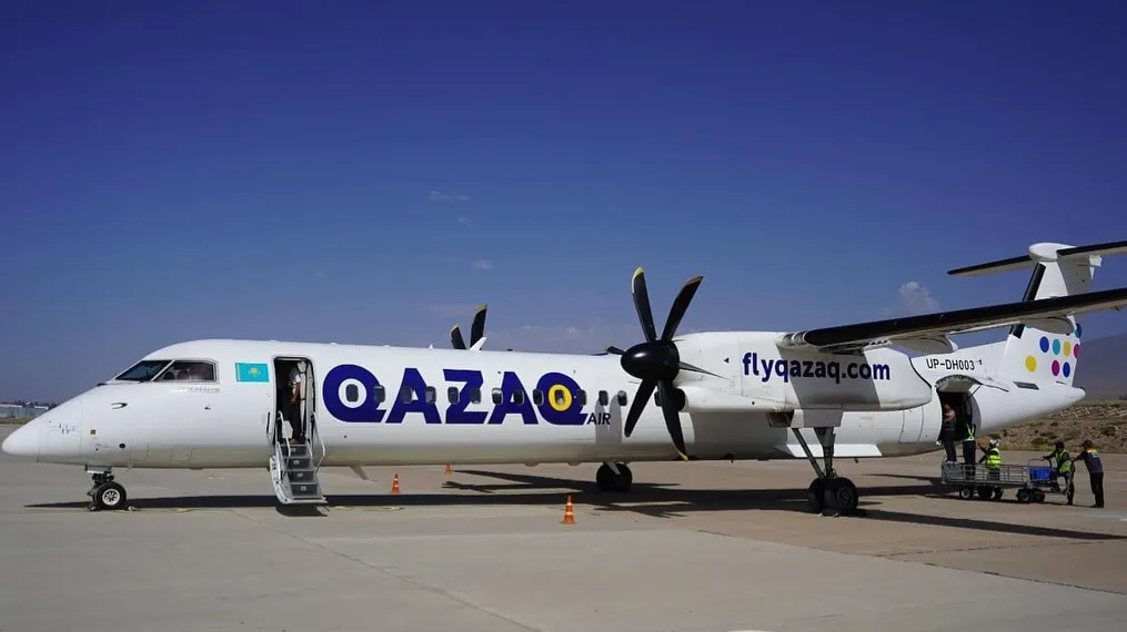 Самолет Qazaq Air в аэропорту, выгрузка багажа