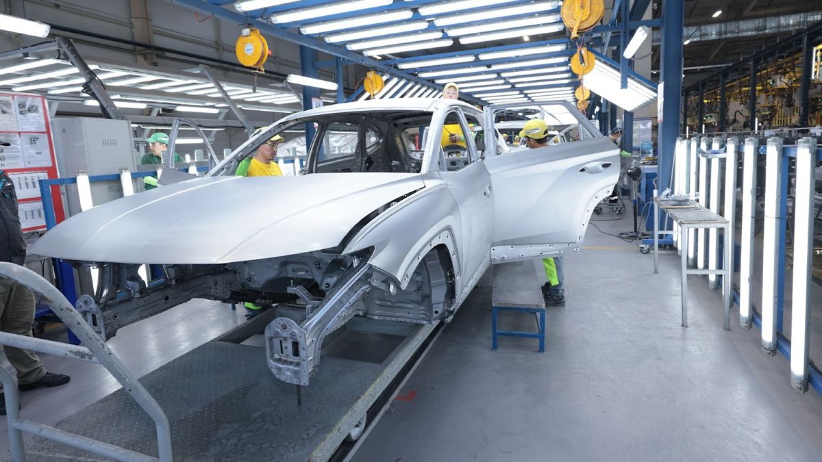 Производство автомобиля Производство автомобиля - непокрашенный кузов седана