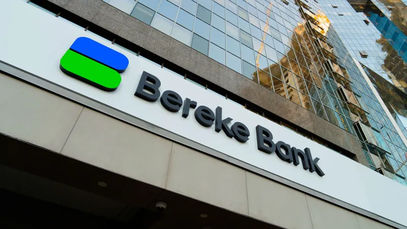Логотип Bereke Bank на здании