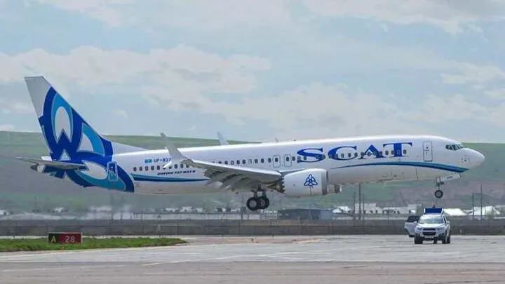 Самолет авиакомпании SCAT идет на взлет