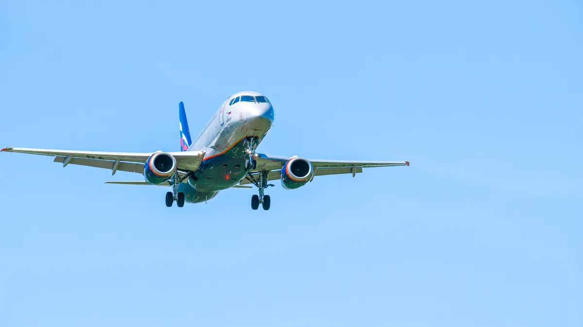 Самолет SSJ-100 «Аэрофлота» Самолет в воздухе, Сухой Супержет 100, SSJ-100
