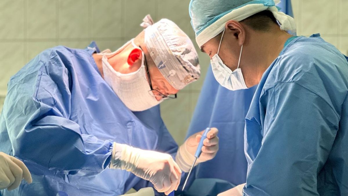 Два хирурга за операционным столом
