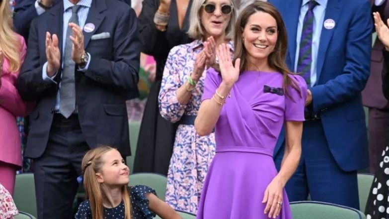 Кейт Миддлтон, на нее смотрит принцесса Шарлотта, Кейт в лиловомплатье