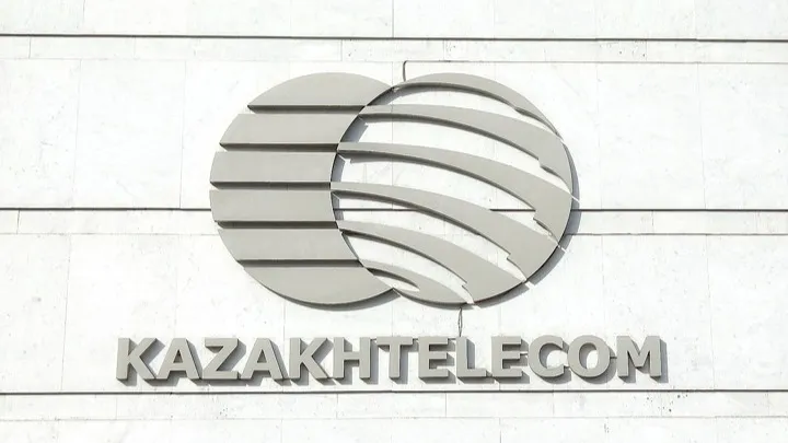 «Казахтелеком» завершил продажу Tele2/Altel Серый логотип «Казахтелекома» на серой стене