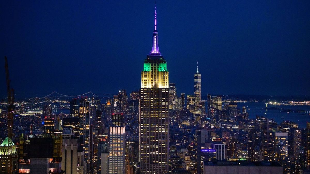 Empire State Building в Нью-Йорке окрашенное в цвета Уимблдонского турнира