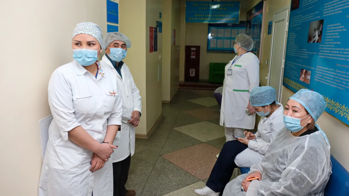 Количество больниц в Казахстане выросло на 7% врачи доктора больница поликлиника коридор белые халаты маски Казахстан