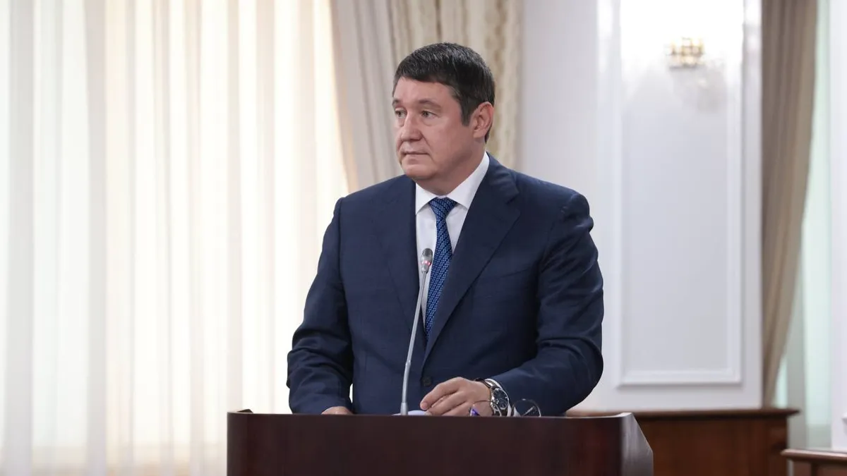 Министр энергетики Алмасадам Саткалиев рассказал о добыче, переработке и транзите газа Алмасадам Саткалиев выступает за трибуной