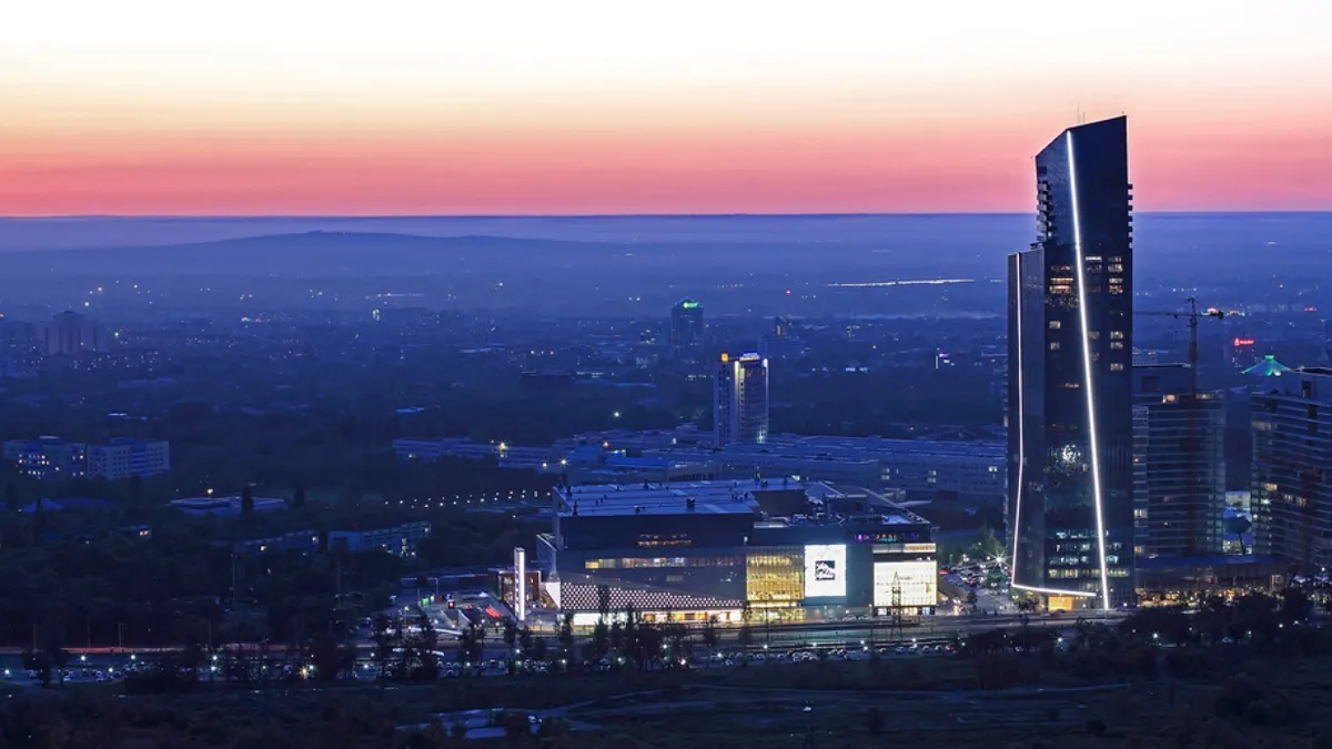 отель Ritz-Carlton, Алматы, небоскреб на закате