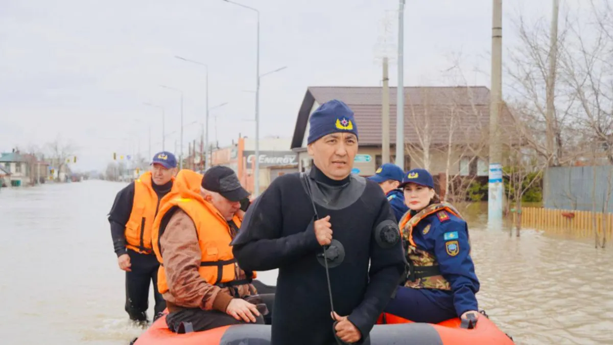 Спасатели и пострадавшие в лодке во время паводков в Казахстане весной 2024 года