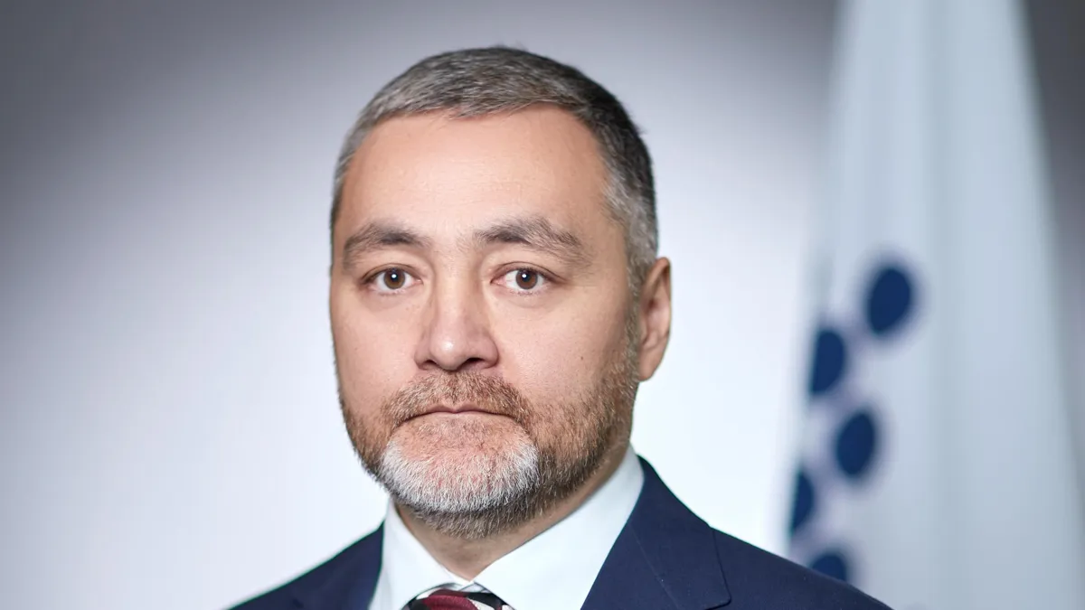 Арман Касенов, портрет мужчины с бородой